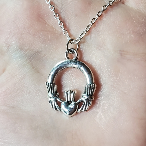 NWOT Silver Celtic Claddagh Necklace - Picture 9 of 13